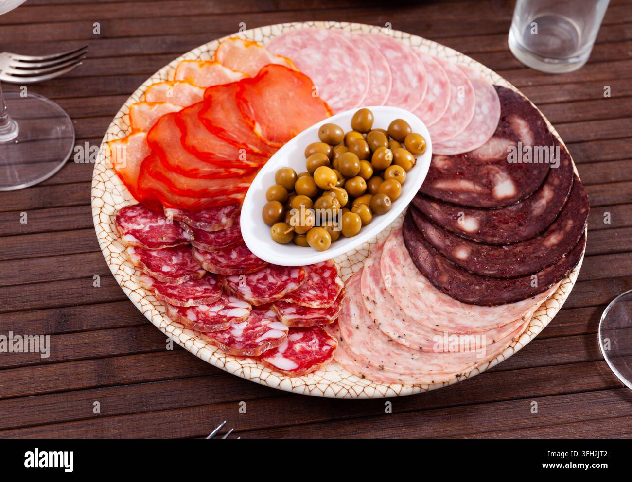 Wurst aus Würstchen, Schweinelende mit Oliven Stockfoto