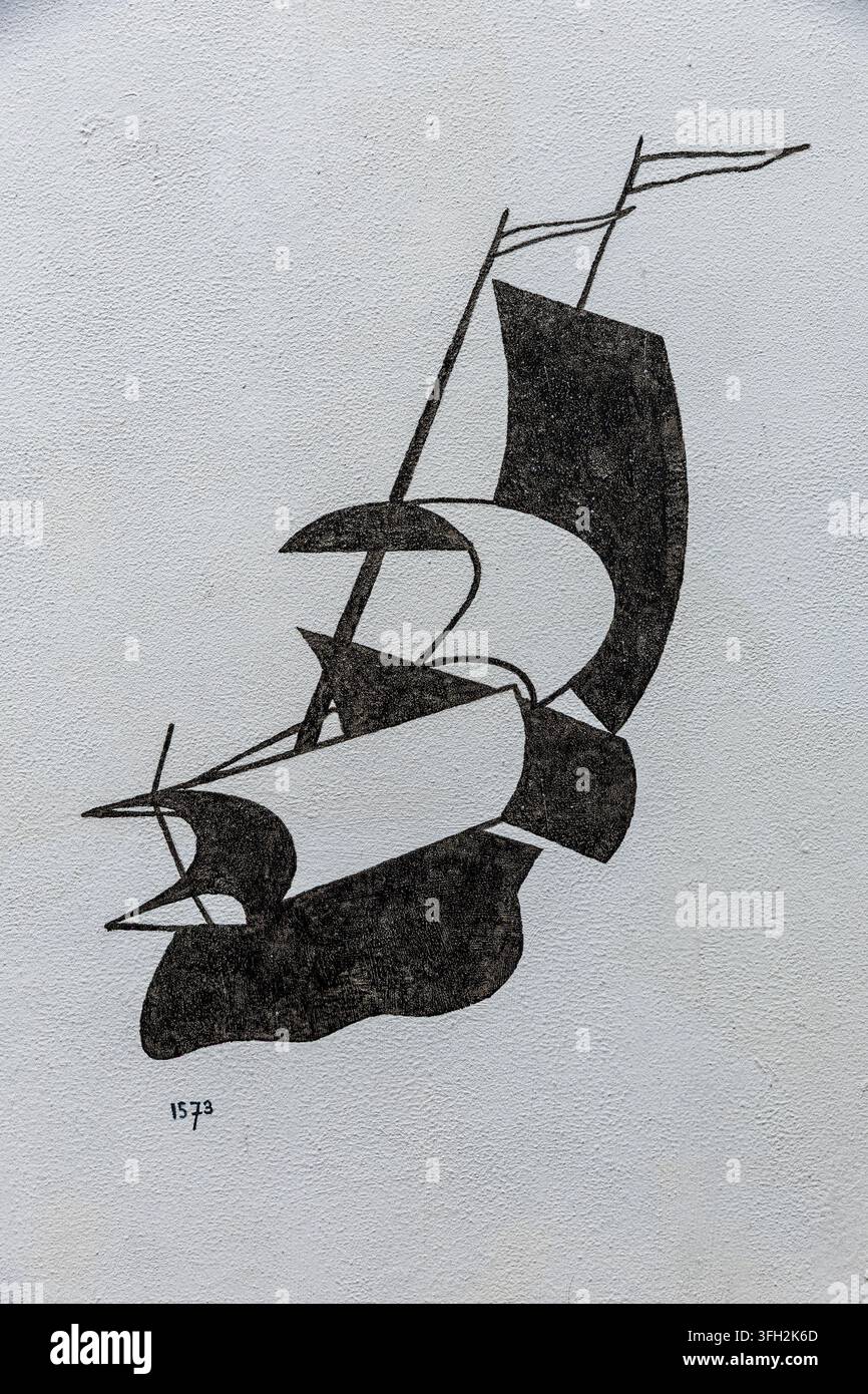 Ansicht einer minimalistischen schwarzen Strichzeichnung eines historischen Segelschiffs mit dem Jahr 1573, gemalt auf einer strukturierten weißen Wand in Monnickendam, Nordholland Stockfoto
