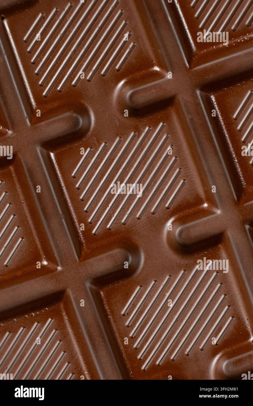 Schokoladenriegel mit geometrischem Linienmuster, Textur-Makro-Hintergrund. Stockfoto
