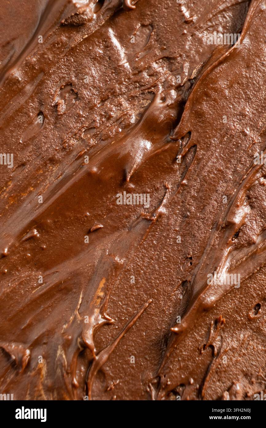 Dicker geschmolzener Schokoladenaufstrich als abstrakter Makro-Hintergrund. Stockfoto