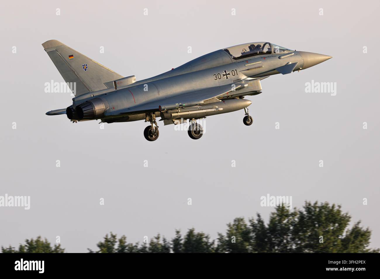 Deutscher Eurofighter Typhoon 30+01-Kampfflugzeug im Endanflug mit ausgefahrenem Fahrwerk in Deutschland Stockfoto