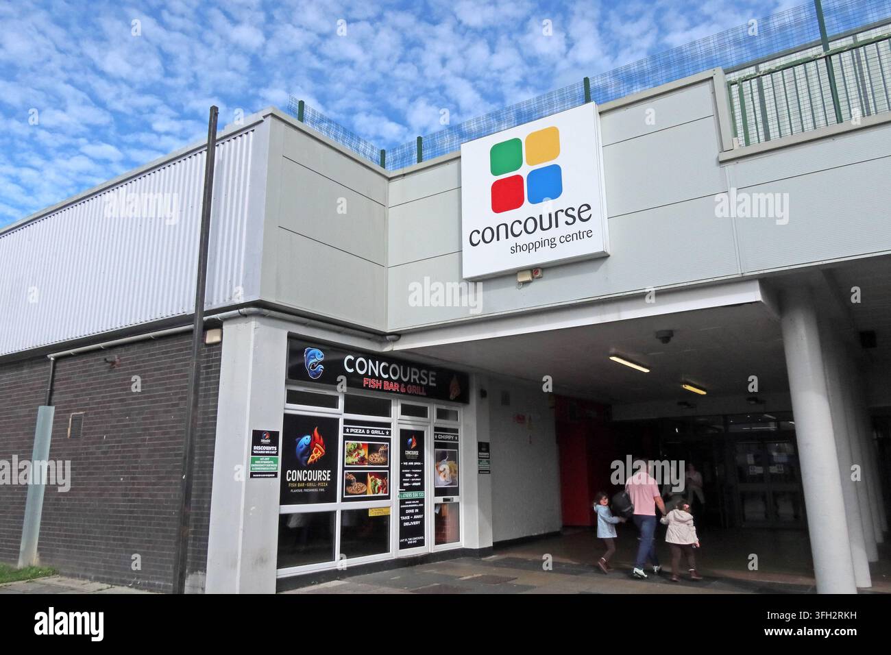 Einkäufer betreten das Concourse Shopping Centre in Skelmersdale, Lancashire, das wichtigste Einkaufszentrum der Stadt. Stockfoto