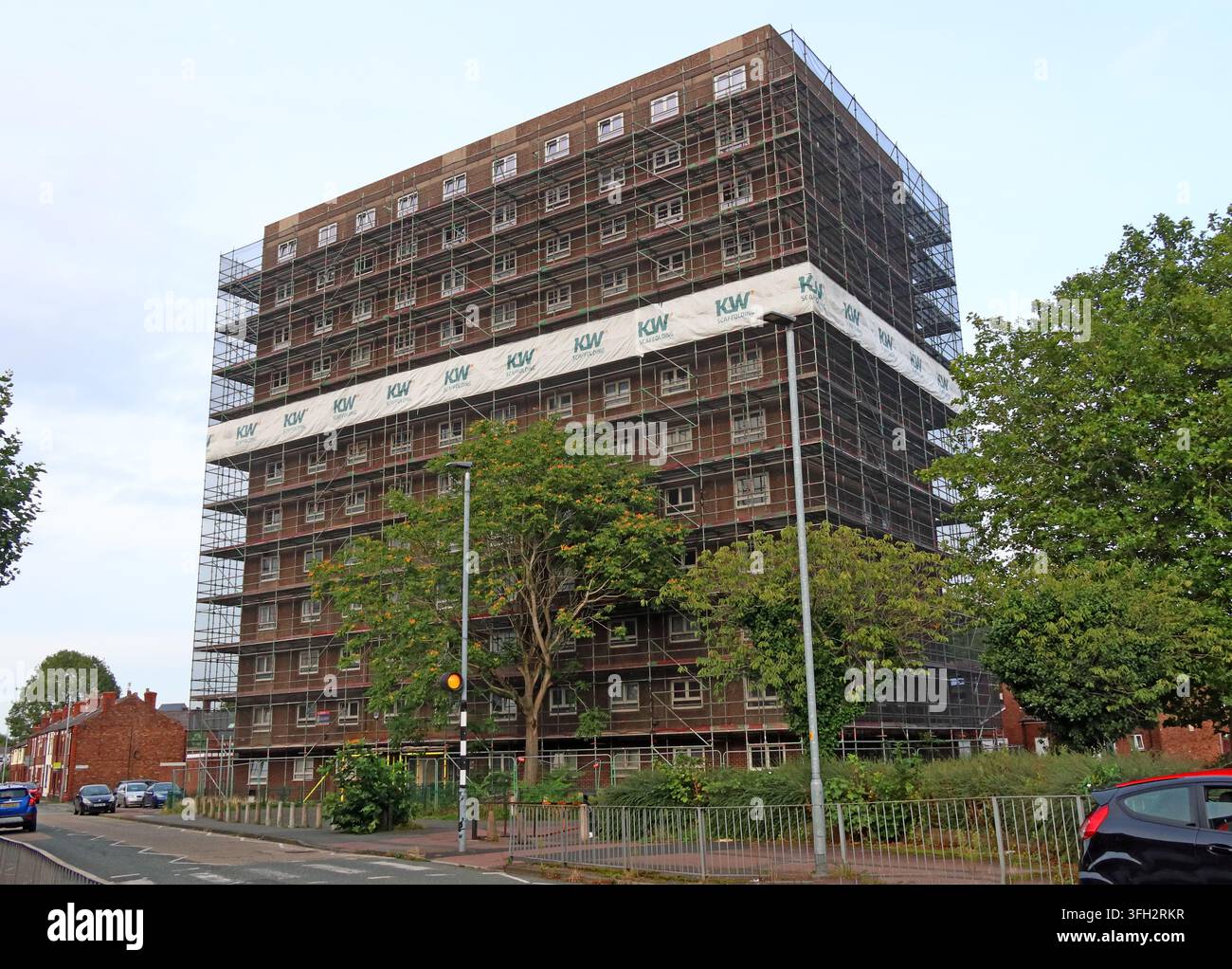 Torus-Sozialwohnungen im Peninsula House, O'Leary Street, Warrington, während einer größeren Sanierungsarbeiten im Jahr 2026 mit Gerüsten bedeckt. Stockfoto