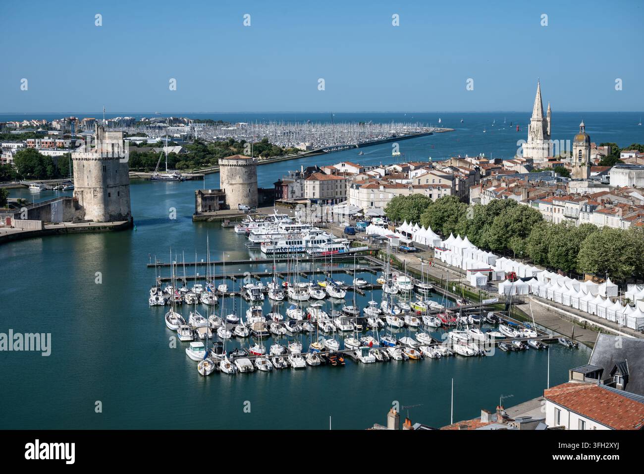 La Rochelle (Zentralwestfrankreich): Blick auf die Dächer der Stadt und den Yachthafen mit dem KettenTurm und dem Saint-Nicolas-Turm am Eingang zum o Stockfoto