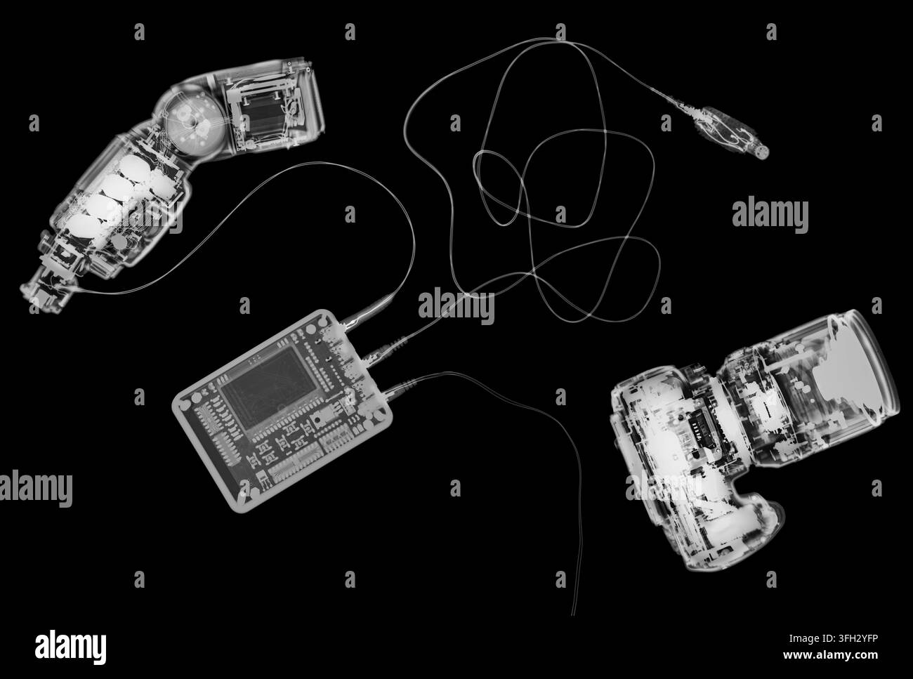 Röntgenaufnahme, die den komplexen inneren Mechanismus einer modernen DSLR-Kamera zeigt. Externer Blitz. Und drahtloses Auslösesystem. Verbindung verschiedener Fotografen Stockfoto