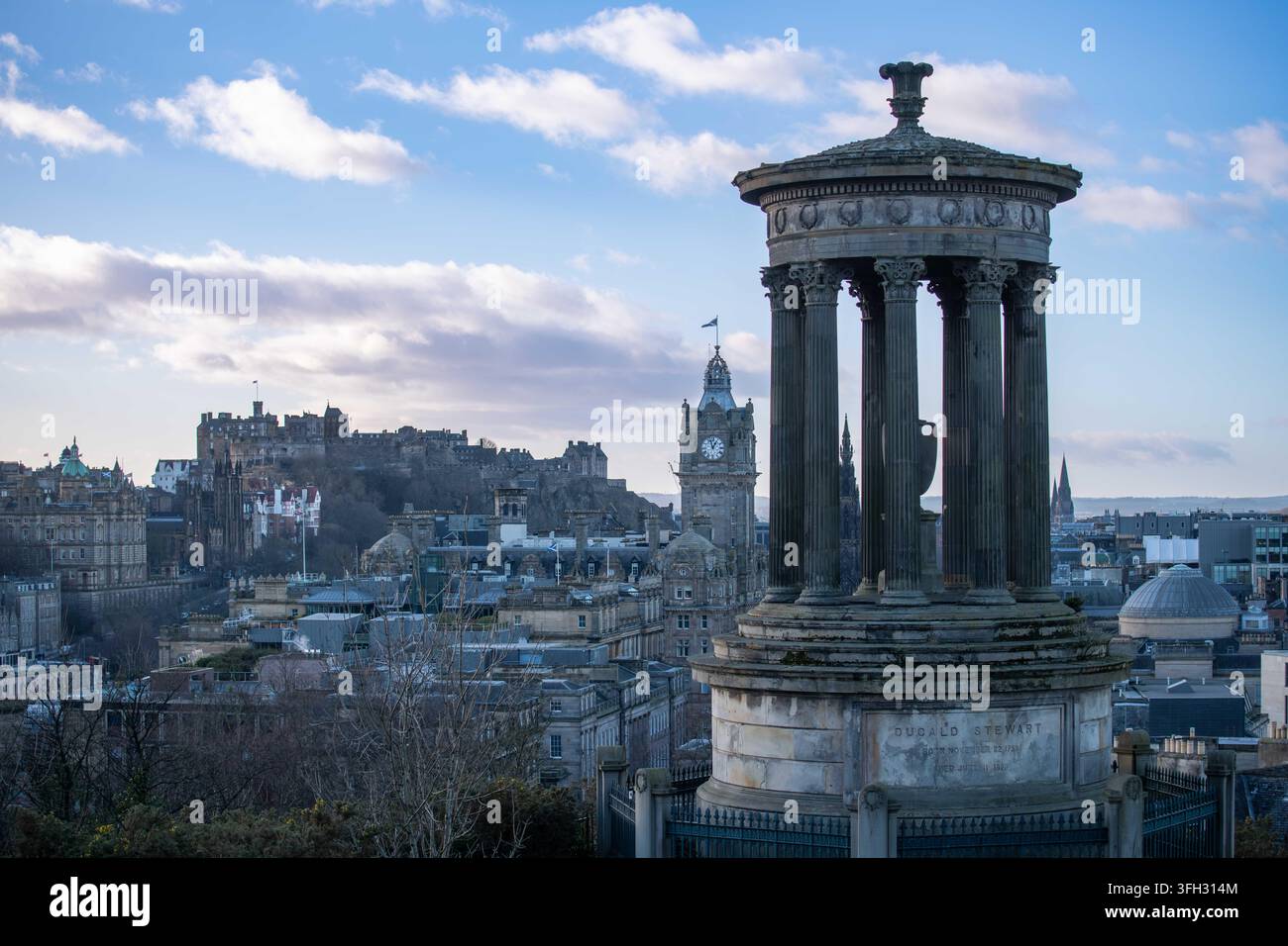 Ikonomischer Blick vom Calton Hill mit dem Dugald-Stewart-Denkmal und Edinburgh Castle über Dächern der alten Stadt Stockfoto
