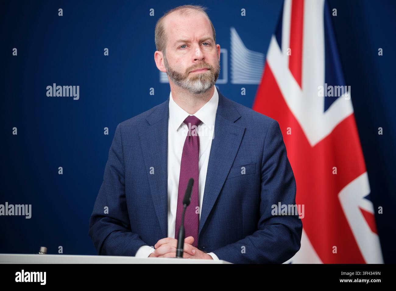 Belgien, Brüssel, am 04. Juni 2025: Jonathan Neil Reynolds, britischer Politiker, Parlamentssekretär des Schatzkanzlers, spricht zur Presse Stockfoto