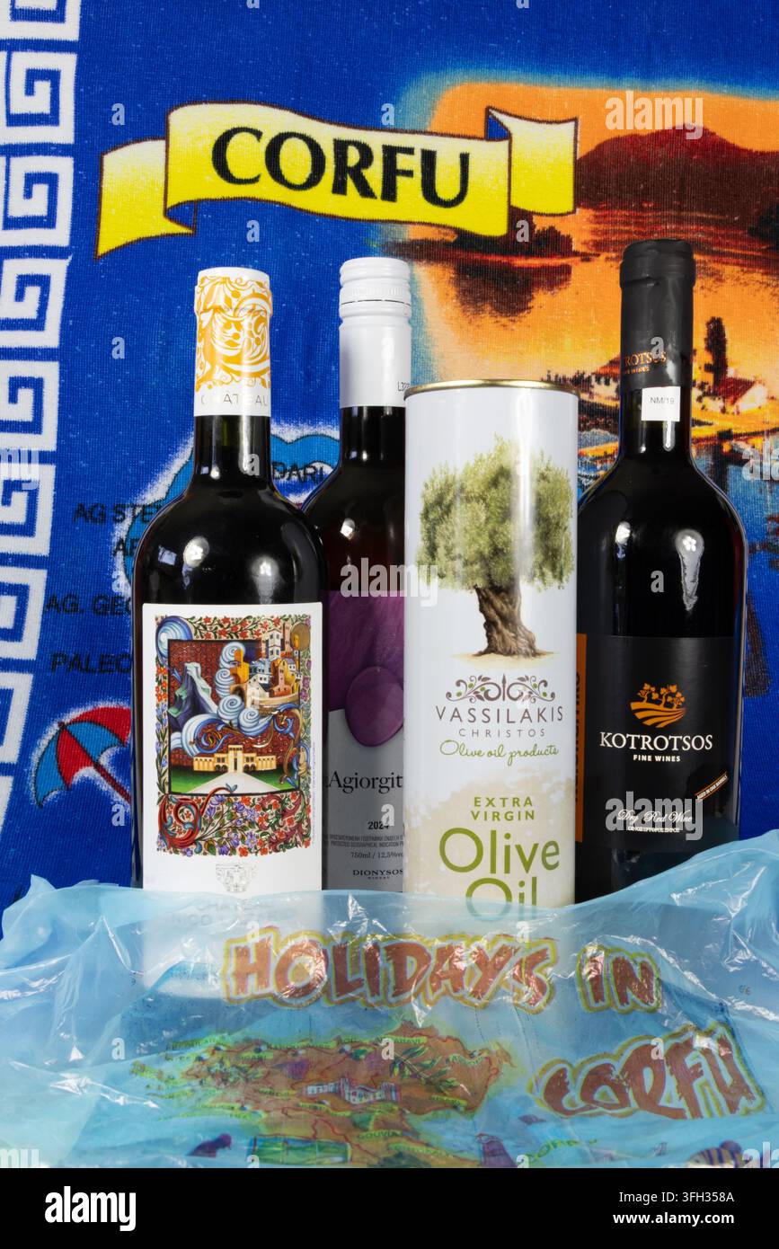Geschenke aus Korfu, Strandtuch, Wein und Olivenöl, Korfu, Griechenland Stockfoto