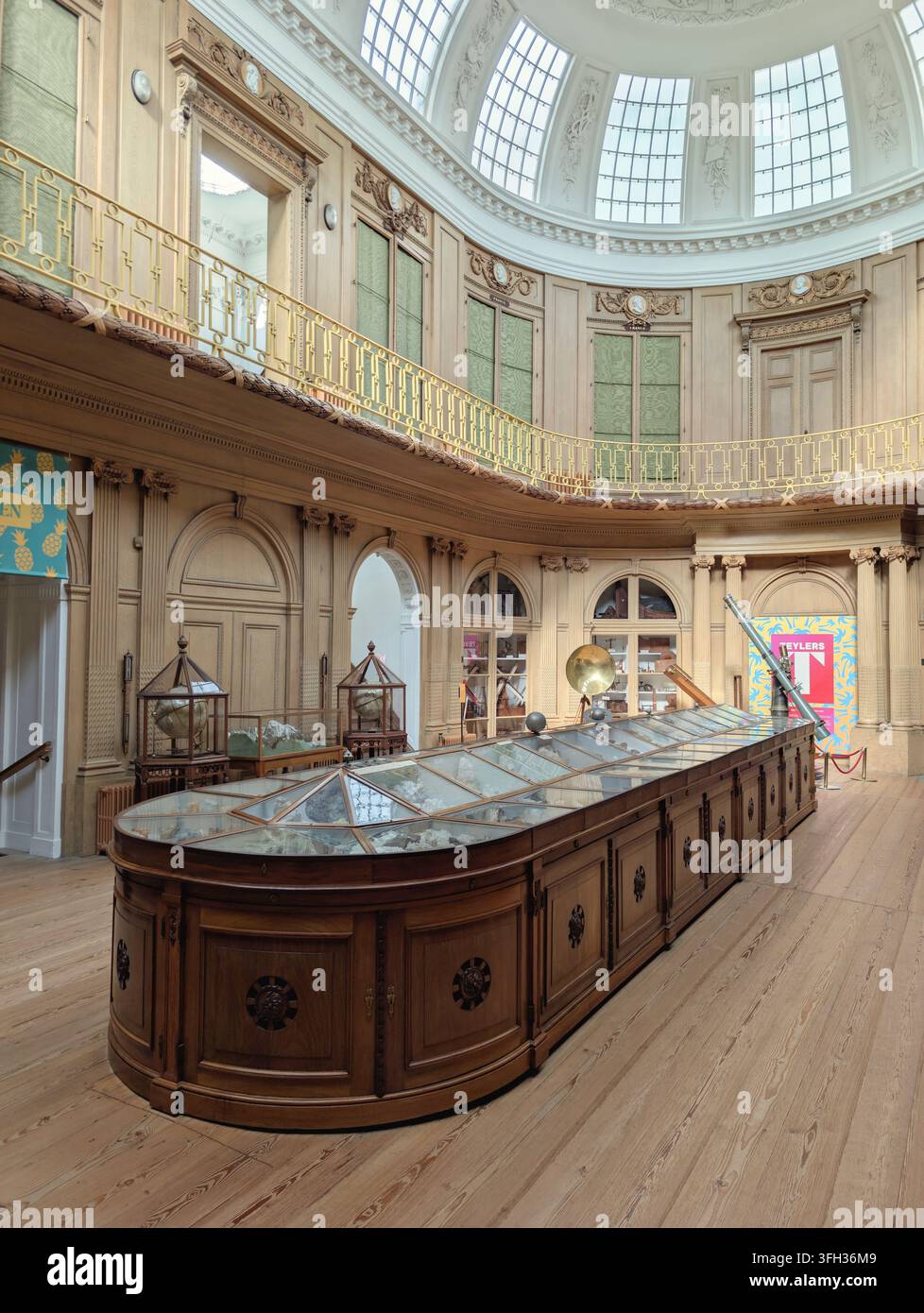 Das Teylers Museum ist ein Kunst-, Naturgeschichte- und Wissenschaftsmuseum in Haarlem, Niederlande. Mineralien-Sammlungssaal. Stockfoto