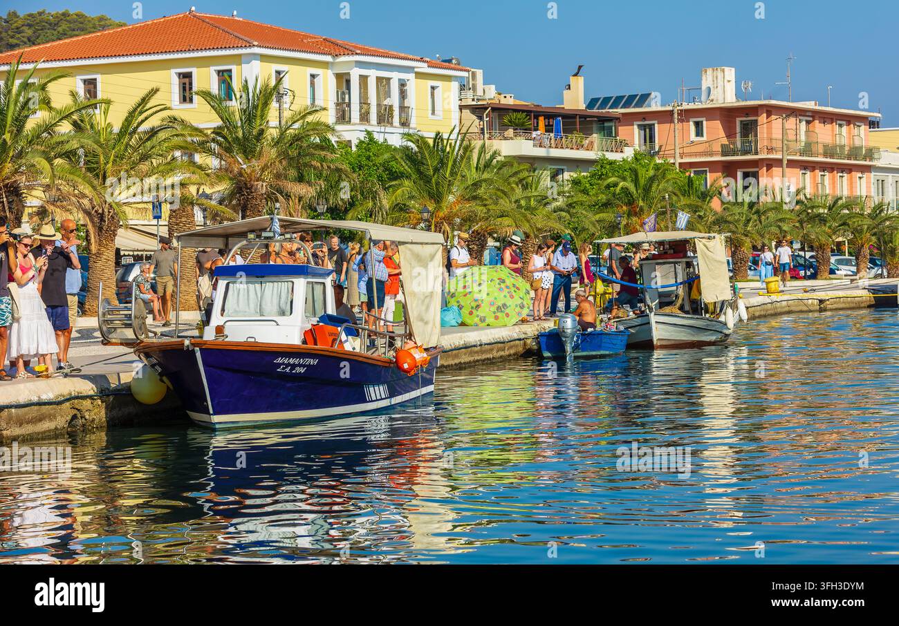 Argostoli, Griechenland, 10. September 2026. Touristen und Besucher versammeln sich am Ufer und beobachten lokale Fischer in der Argostoli-Bucht, Kefalonia, Ionische Stockfoto