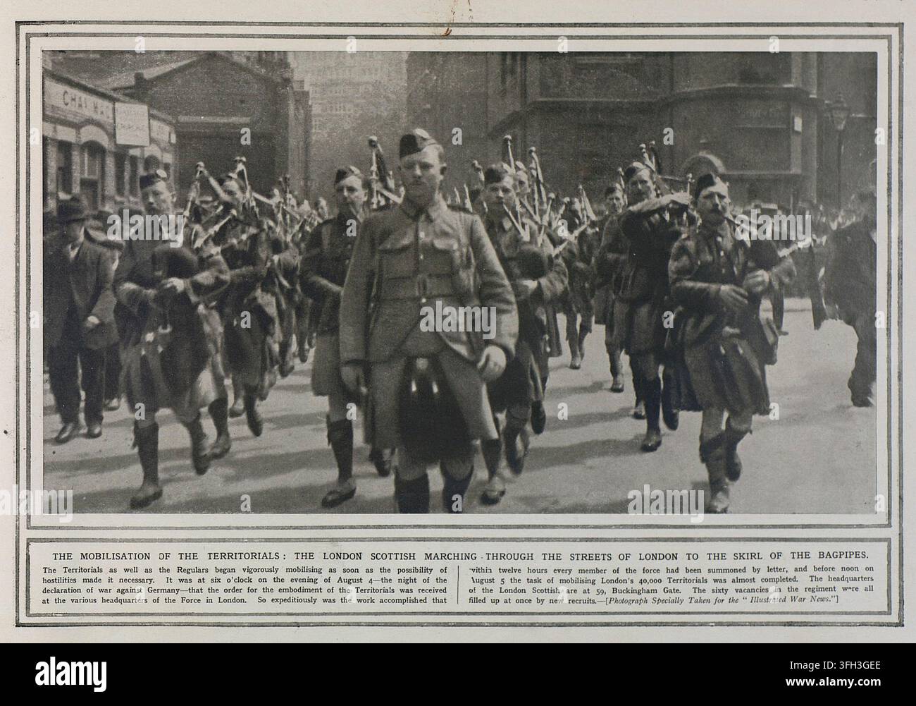 Die London Scottish marschieren durch London zum Schotischen Dudelsackspiel während der Mobilisierung der Territorials. Nach der Kriegserklärung gegen Deutschland am Abend des 4. August wurden um sechs Uhr an verschiedene Londoner Hauptquartiere Befehle zur Einberufung der Territorial Force erteilt. Die Mobilisierung erfolgte mit außergewöhnlicher Geschwindigkeit: innerhalb von zwölf Stunden war jeder Soldat per Brief einberufen worden, und bis Mittag des 5. August war die Einberufung der 40.000 Londoner Territorials praktisch abgeschlossen. Die London Scottish, die ihren Standort im 59 Buckingham Gate hatten, füllten sofort alle sechzig von Stockfoto