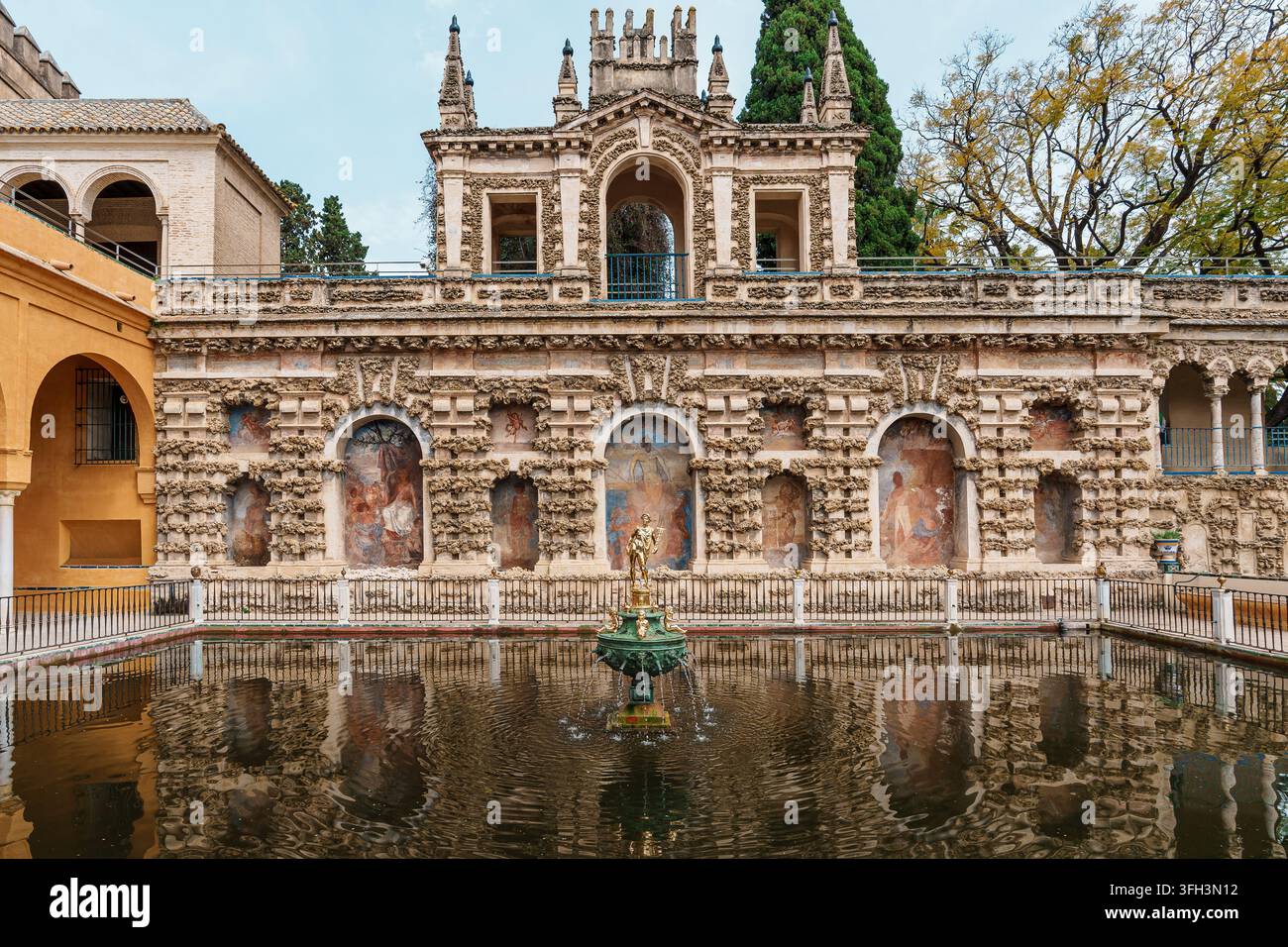 Die rustizierte Galeria del Grutesco mit ihren freskierten Nischen überblickt ein langes Spiegelbecken, das von einer goldenen Brunnenstatue in den Gärten des überragt wird Stockfoto