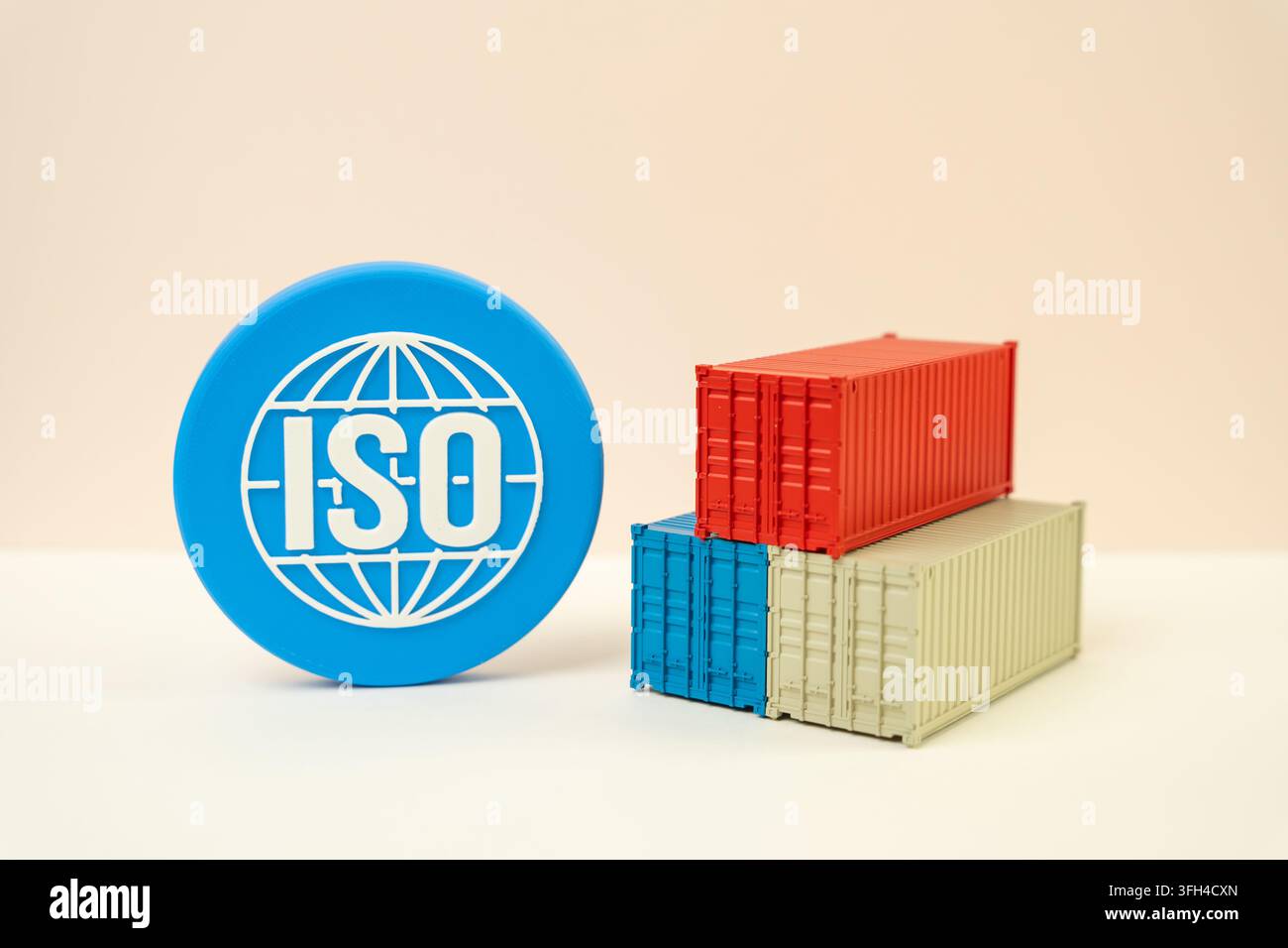 Seefrachtcontainer und ein ISO-Symbol. Standards und Vorschriften. Konzept der Qualitätskontrolle im globalen Handel und der Einhaltung internationaler Versandvorschriften Stockfoto