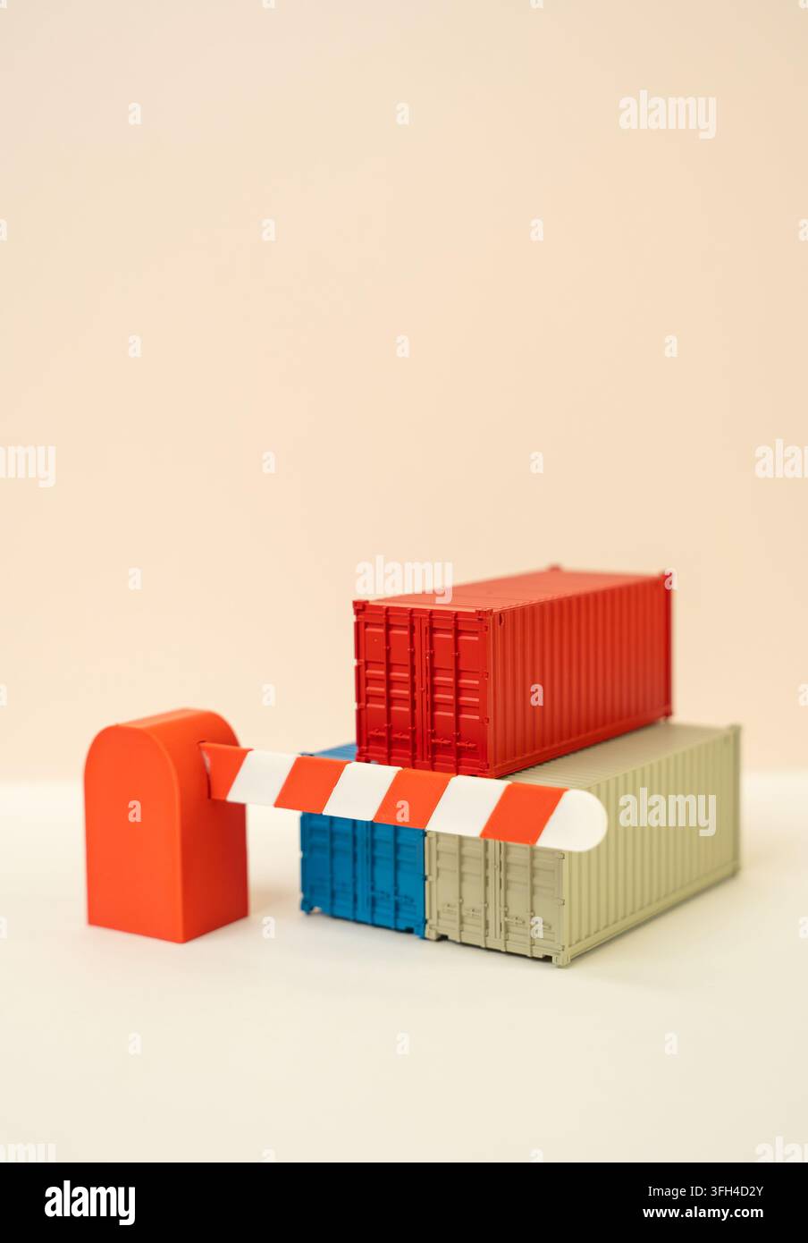 Seefrachtcontainer und ein geschlossenes Schranktor. Zölle und Gebühren. Handelskriege und Schutzzölle. Konzept des eingeschränkten internationalen Handels und Stockfoto