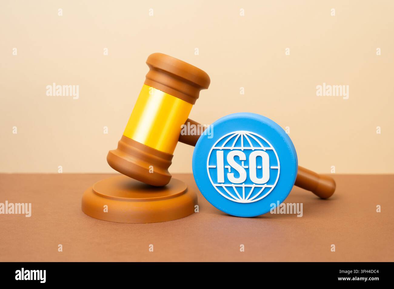 Ein ISO-Symbol und ein Richterhammer. Gesetzgebung und Standards. Konzept der Qualitätsregulierung und rechtlichen Konformität. Zertifizierung und Durchsetzung des Rechts. G Stockfoto
