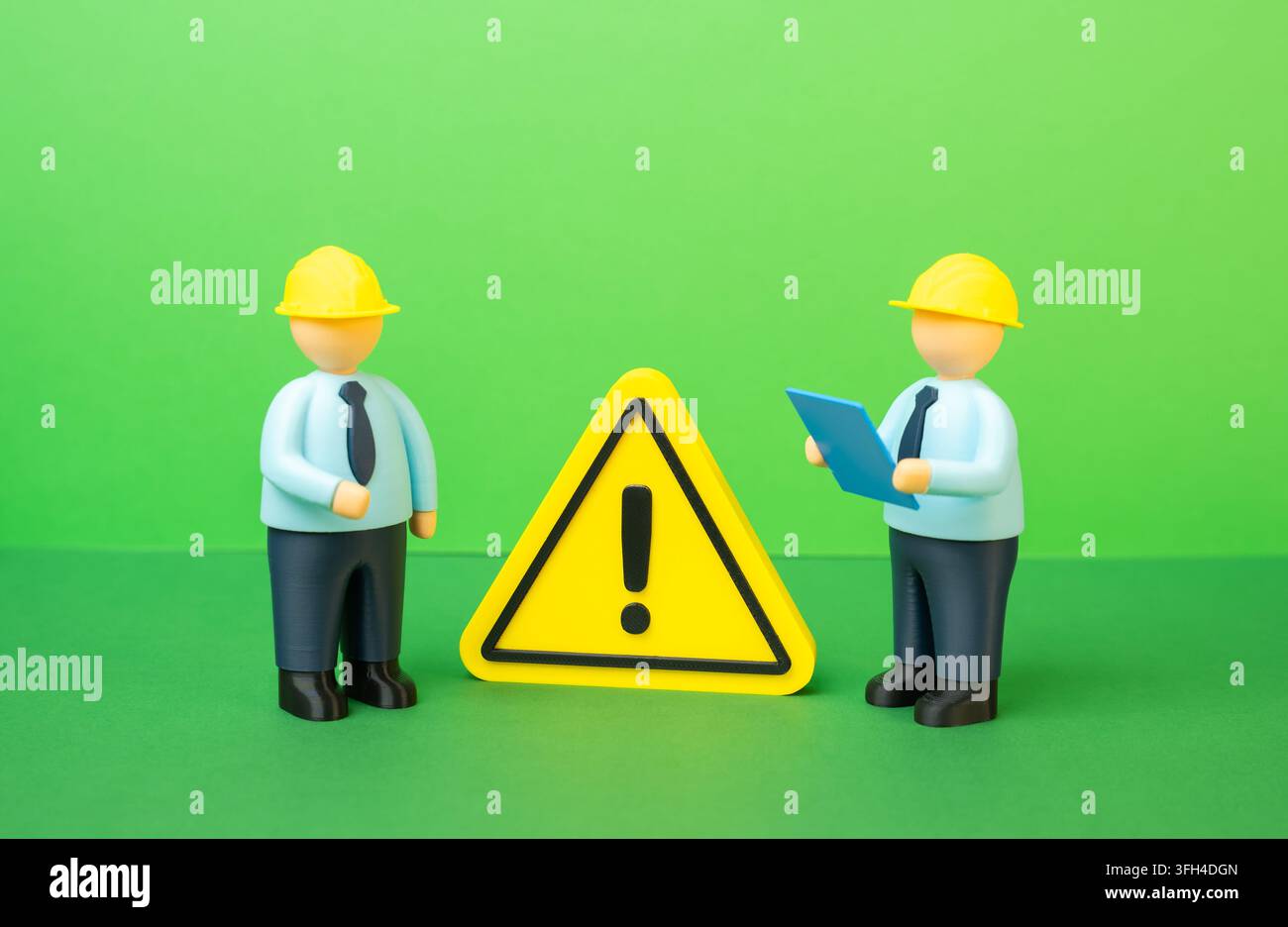 Ingenieure in gelben Schutzhelmen und einem Warnschild. Erkennen und Beheben eines technischen Problems. Konzept von Arbeitsplatzsicherheit und industriellem Risikomanagement Stockfoto