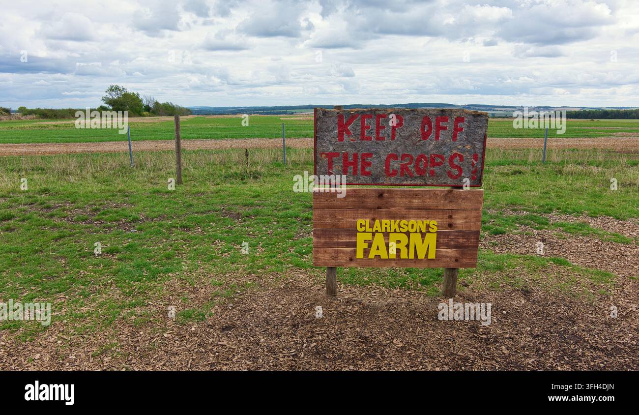 Schild von Clarkson's Farm hinter dem Diddly Squat Hofladen auf Jeremy Clarksons Farm, die durch einen großen Fernseh-Streamingdienst berühmt wurde Stockfoto