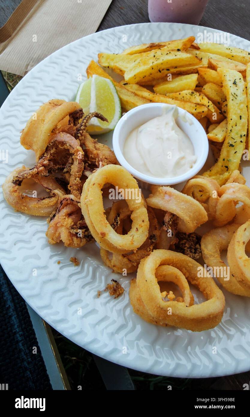 Gebratene Calamari-Ringe mit Pommes-Sauce Stockfoto