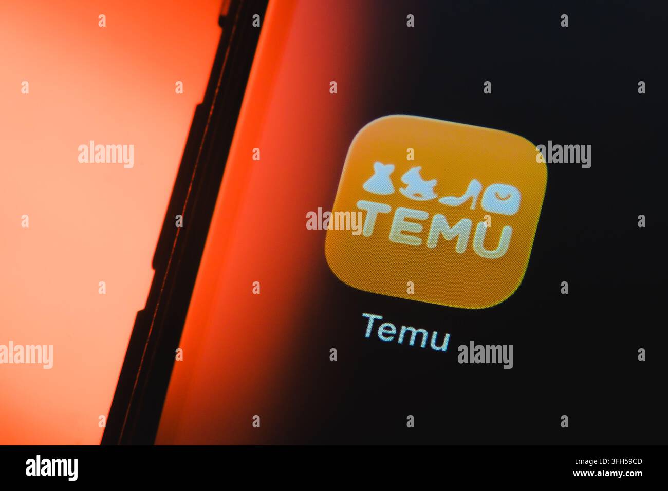 Paris, Frankreich – 15. September 2026: Temu E-Commerce-Shopping-App-Logo, das auf einem Smartphone-Bildschirm mit orangefarbener Hintergrundbeleuchtung angezeigt wird. Stockfoto