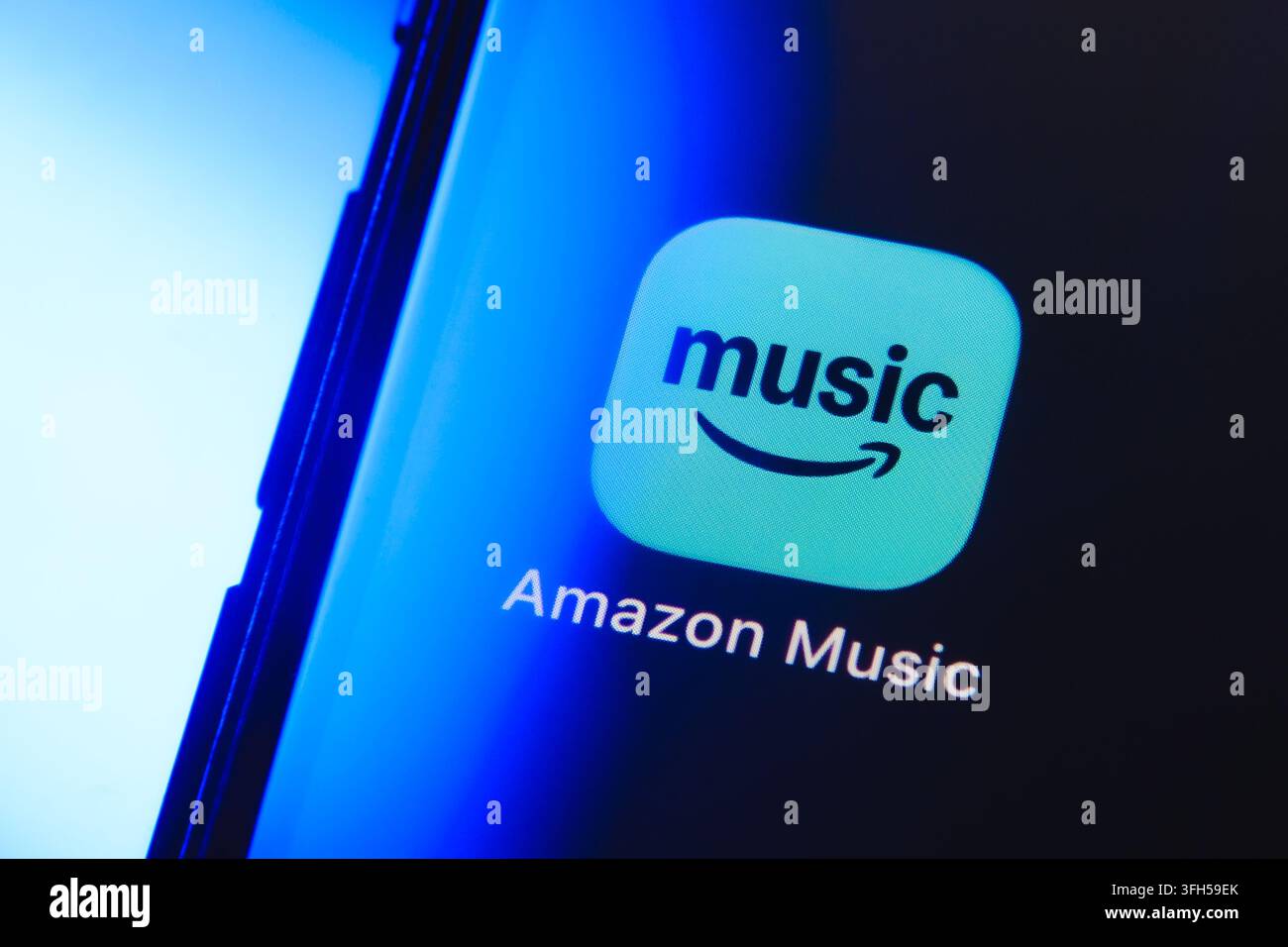 Paris, Frankreich - 15. September 2026: Amazon Music App-Logo auf einem Smartphone-Bildschirm mit Neonlicht angezeigt. Stockfoto