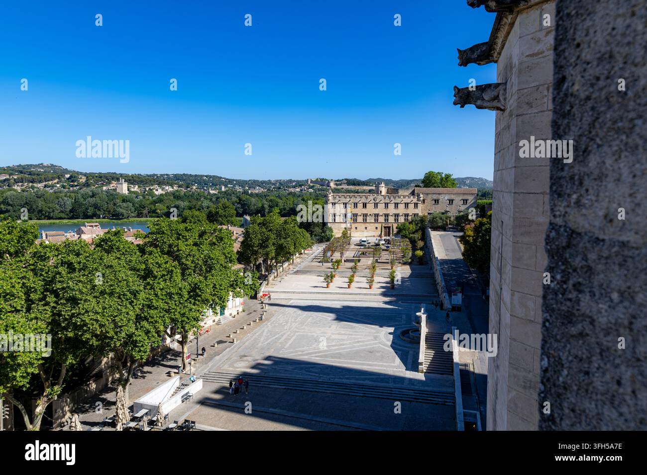 Blick vom Palais des Papes in Avignon, Frankreich, hinunter auf die Place du Palais in Richtung des Musee du Petit Palais und des Squares Stockfoto