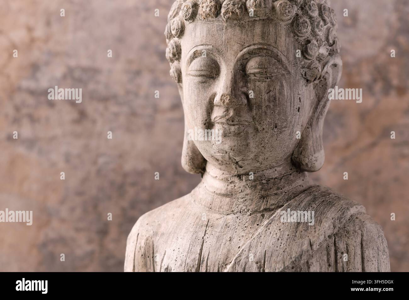 Meditierende Buddha-Statue auf hölzernem Hintergrund. Weichzeichner. Nahaufnahme. Kopierbereich Stockfoto