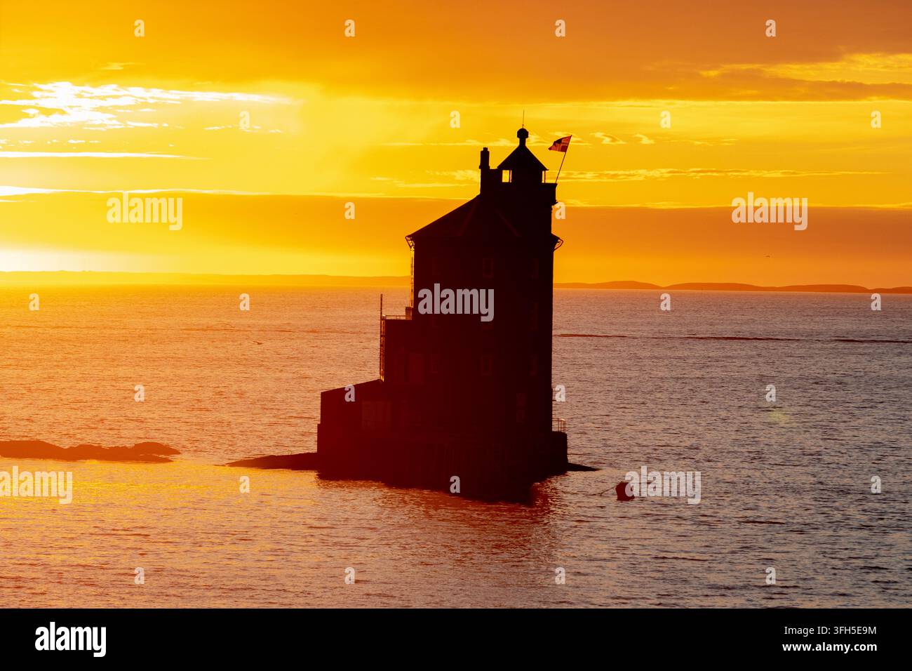 Der Kjeungskjær-Leuchtturm ist an der Mündung des Bjugnfjordens in der Nähe des Dorfes Uthaug in Norwegen zu sehen. Stockfoto
