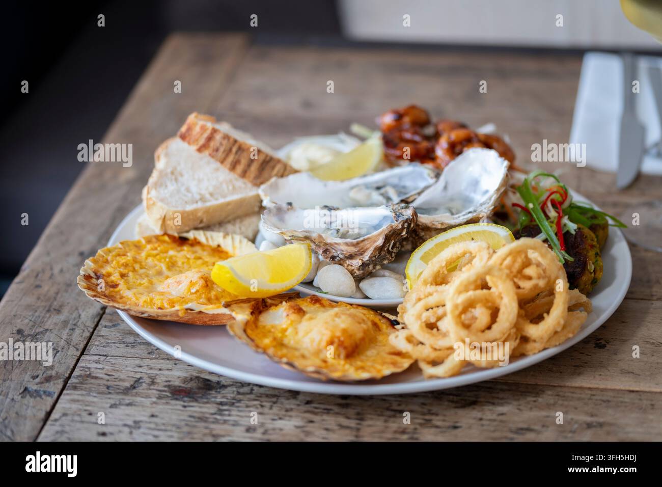 Köstliches Meeresfrüchte-Platte zeigt frische Fänge und Gourmet-Köstlichkeiten Stockfoto