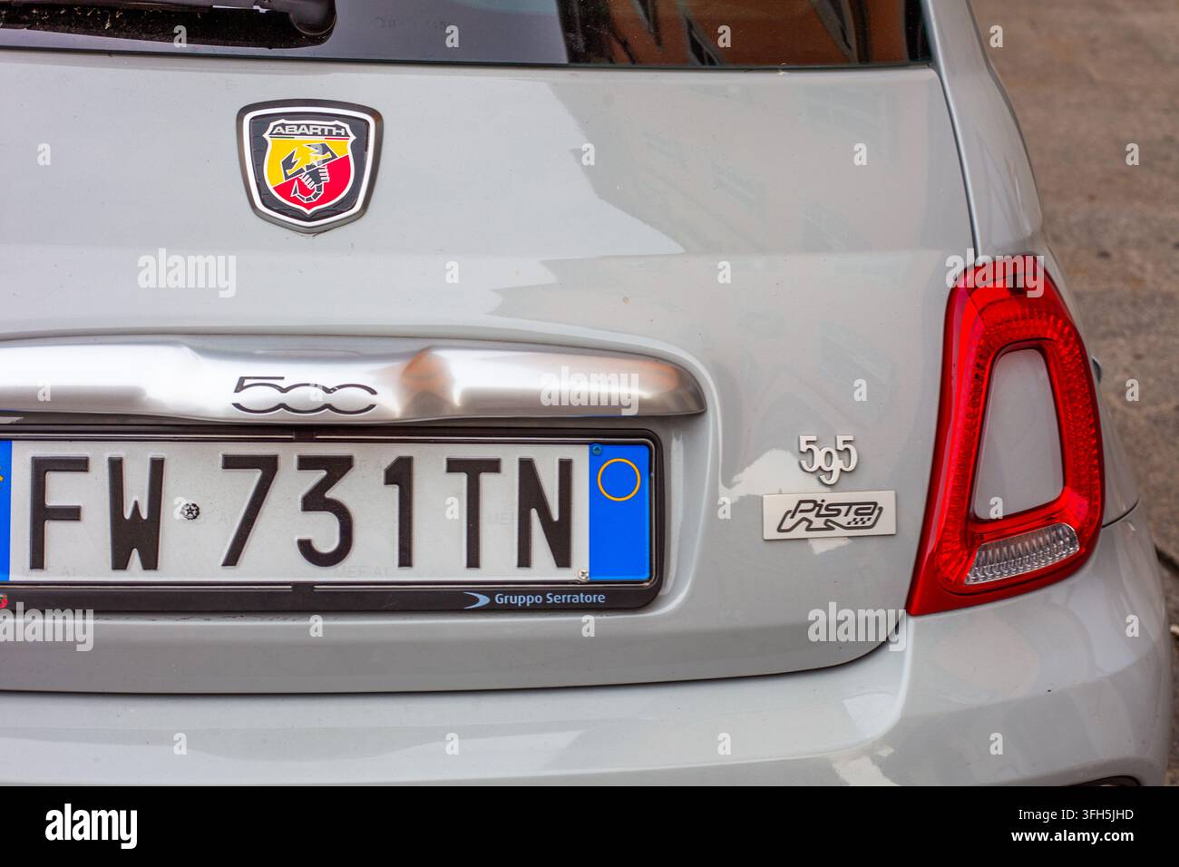 Abarth 595 Pista Heckansicht Nahaufnahme mit Kennzeichen und Hecklichtdetails. Como, Italien - 24. Juni 2026 Stockfoto