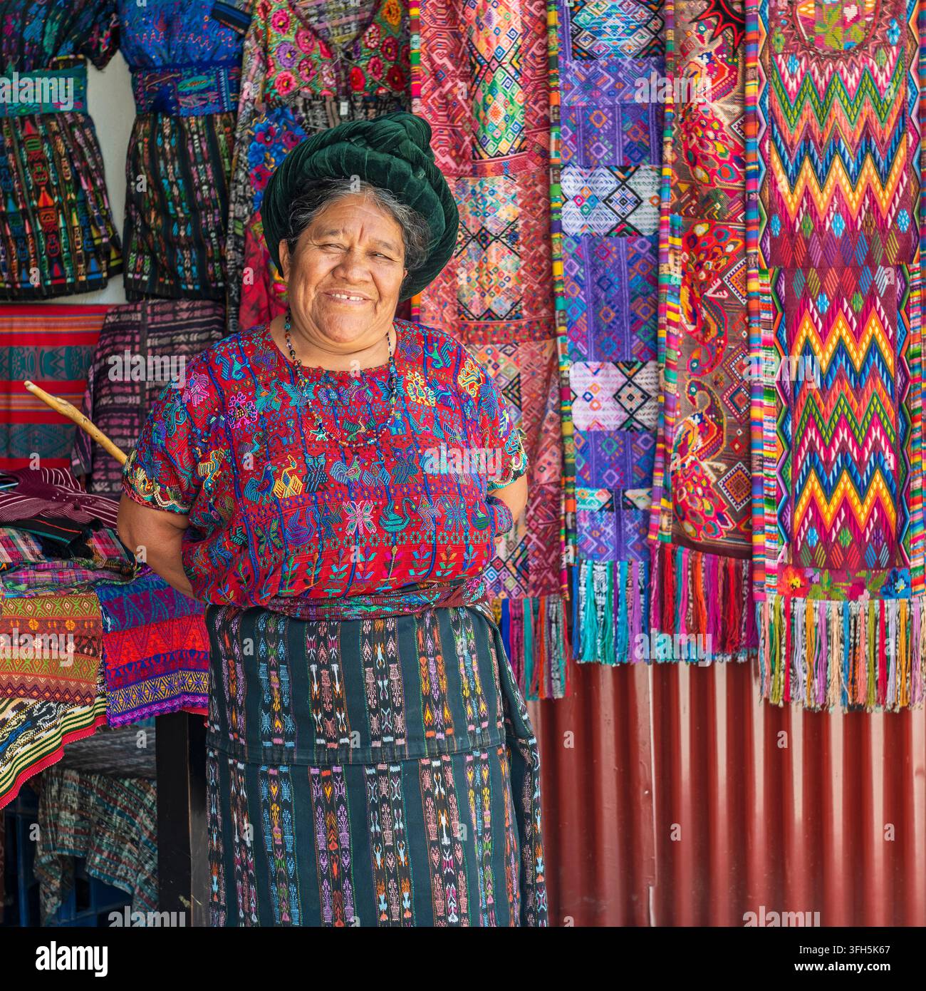 Guatemaltekische Maya-Indigena, die Textilien und Stoffe am See Atitlán, Santa Catarina Palopo, Guatemala verkauft. Stockfoto