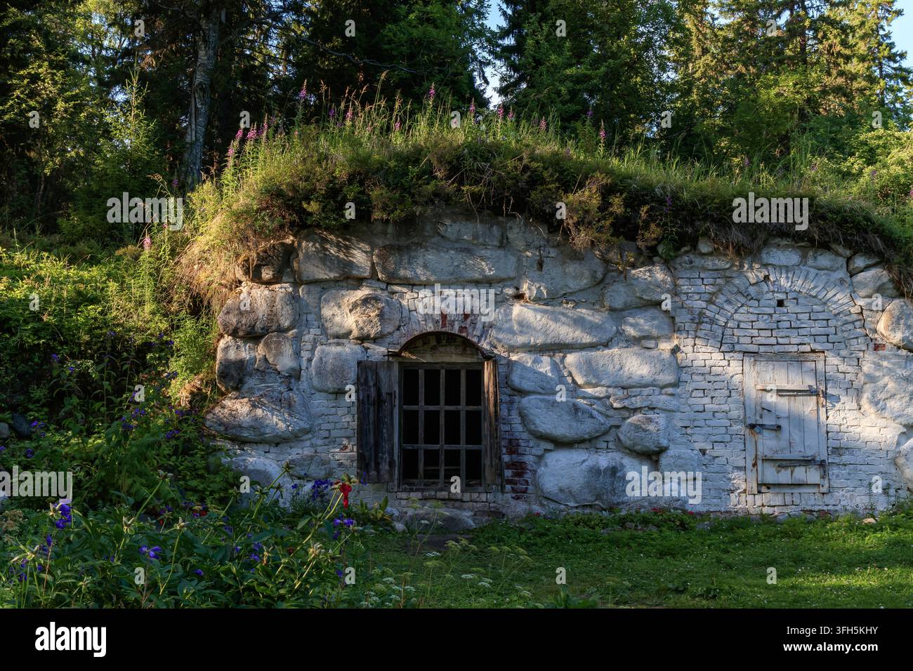 BOLSHOY SOLOVETSKY INSEL, RUSSLAND - 25. JULI 2022: Historischer Steinkeller mit einem Rasenboden, der in einen Hügel am Solovetski-Kloster eingebaut ist Stockfoto