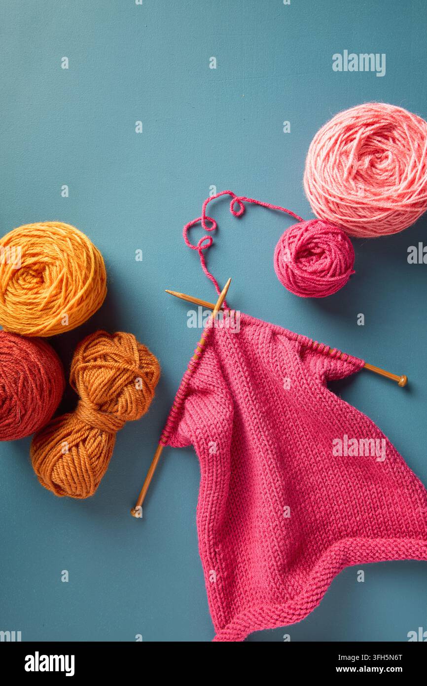 Pullover in rosa stricken, Arbeit im Fortschritt Stockfoto