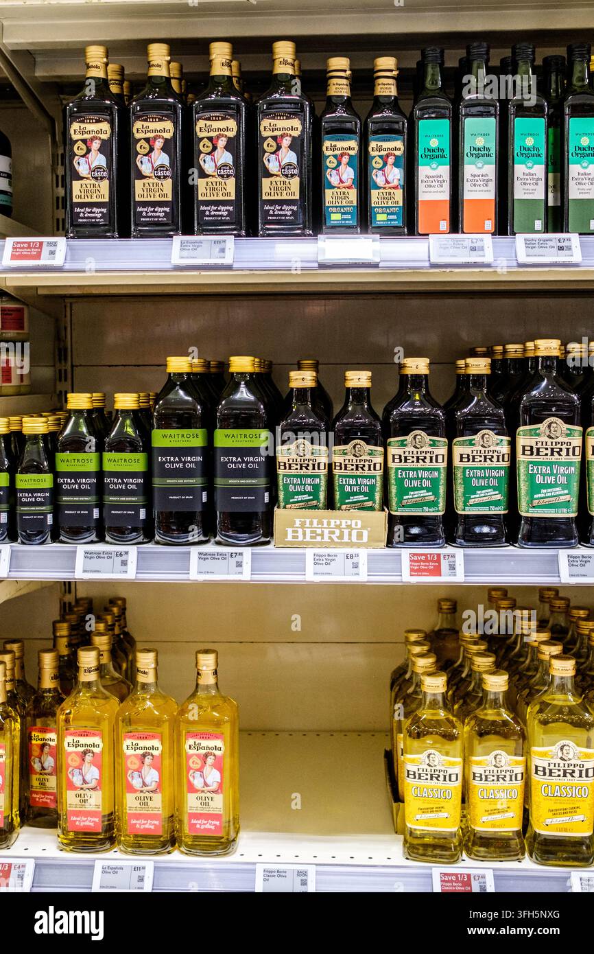 London, UK, 15. September 2026, Supermarktdisplay mit einer Auswahl an beliebten Markenflaschen mediterranen Olivenöls Stockfoto