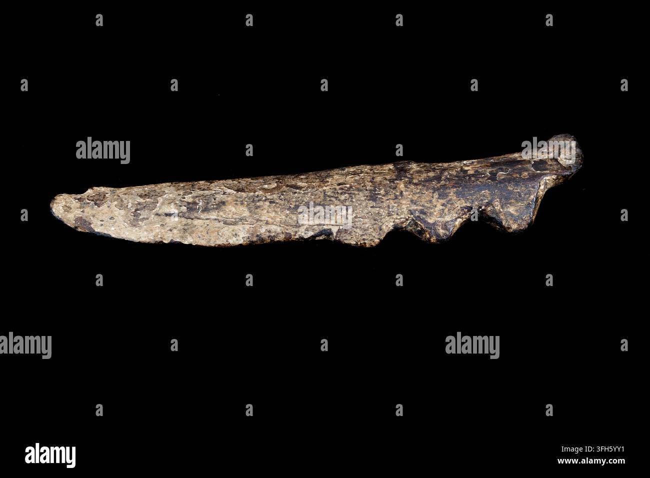 Hochauflösende Makrofotografie eines alten, stark korrodierten und rostigen Eisenmessers, isoliert auf einem soliden schwarzen Hintergrund. Stockfoto