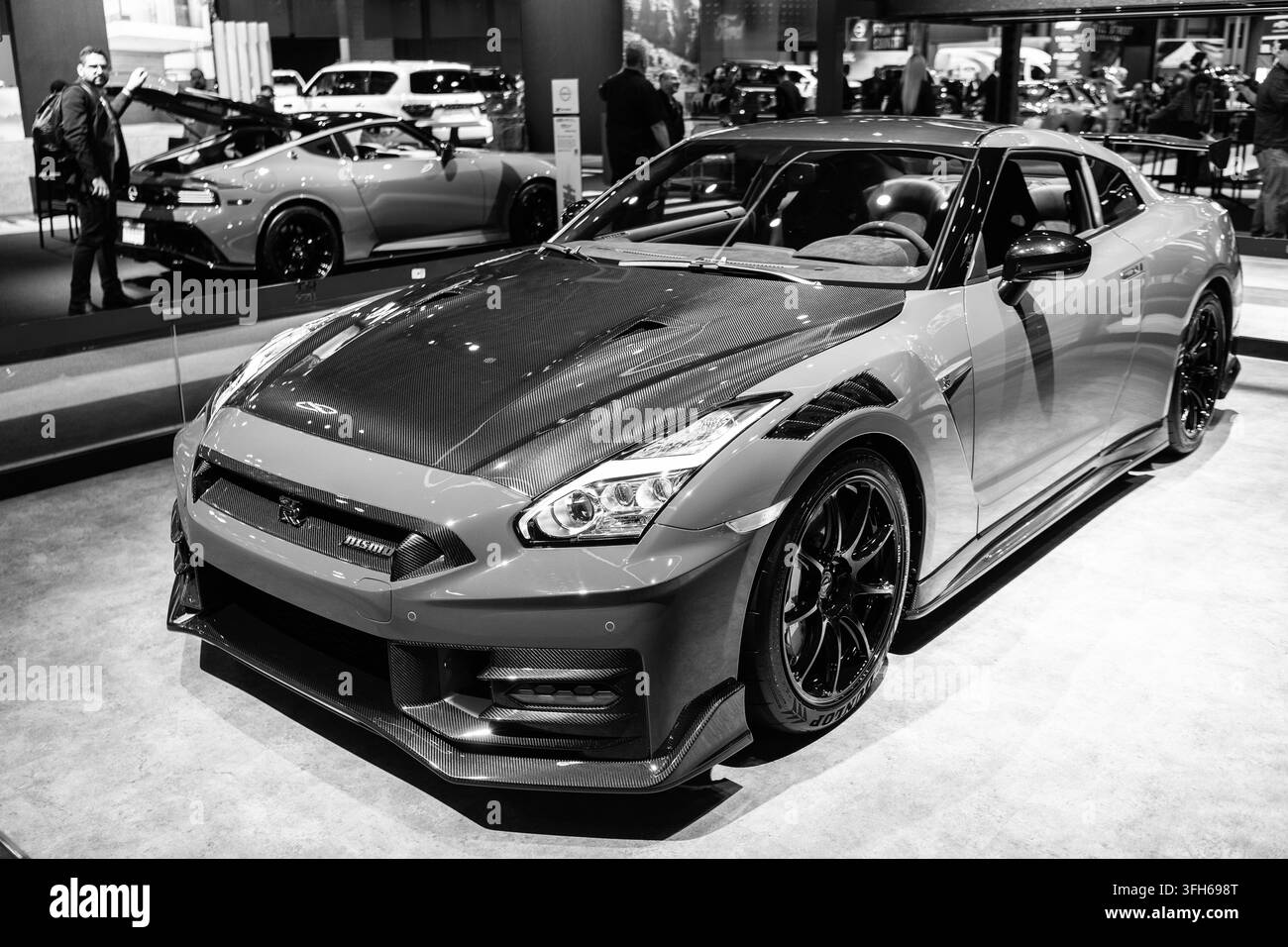 New York City, USA - 27. März 2024: Auto Show 2024. Nissan GT R Sportwagen. Nissan GT R Luxuscoupé. Nissan GT R Premium-Sportwagen, Seitenansicht Stockfoto