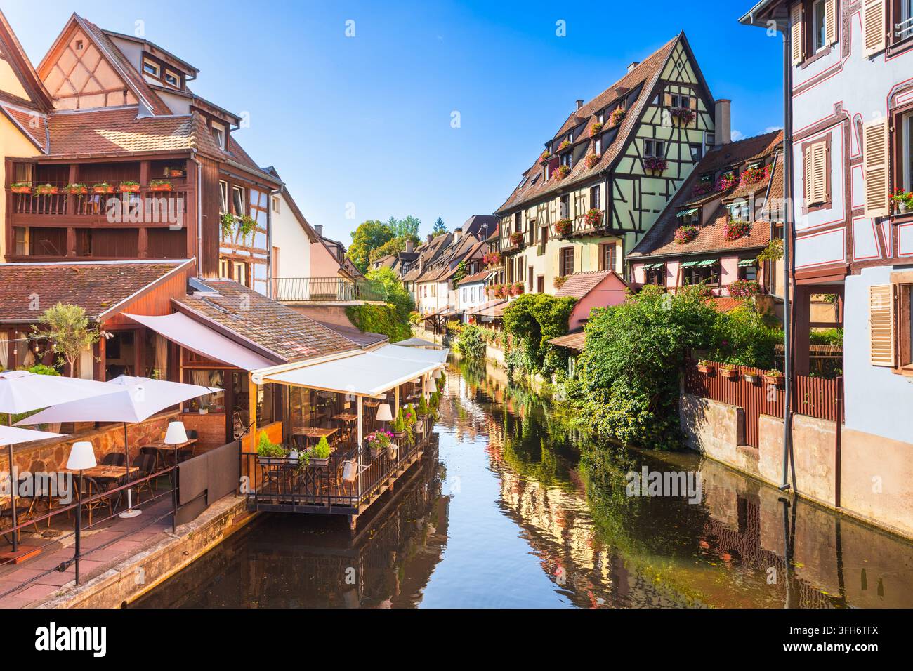 Sehenswerter Blick auf traditionelle halbverputzte Häuser und Touristenboot in Little Venice oder Petite Venise in Colmar, Frankreich Stockfoto