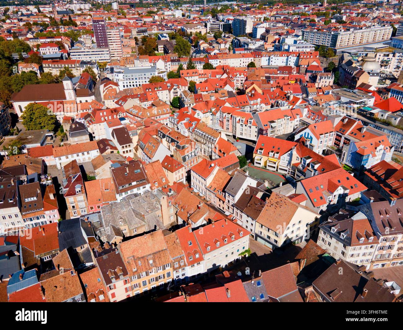 Panoramische Luftansicht der Stadt mit schönen traditionellen roten Ziegeldächern in der historischen Stadt Mulhouse, Frankreich Stockfoto