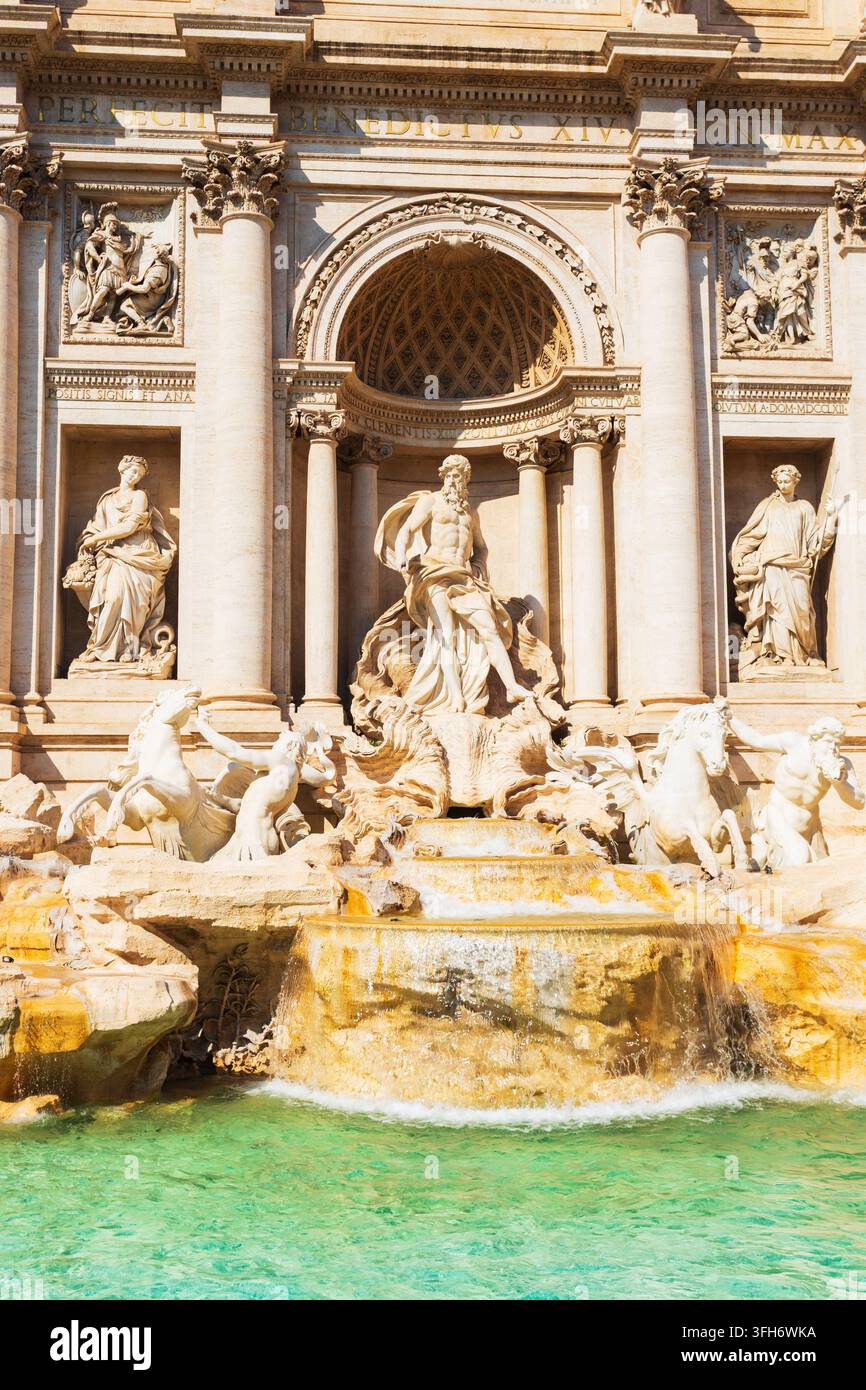 Scenische Ansicht des historischen Trevi-Brunnens oder Fontana di Trevi in Rom, Italien Stockfoto
