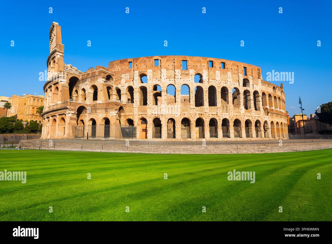 Panoramablick auf das historisch berühmte Kolosseum oder Colosseo in Rom, Italien Stockfoto