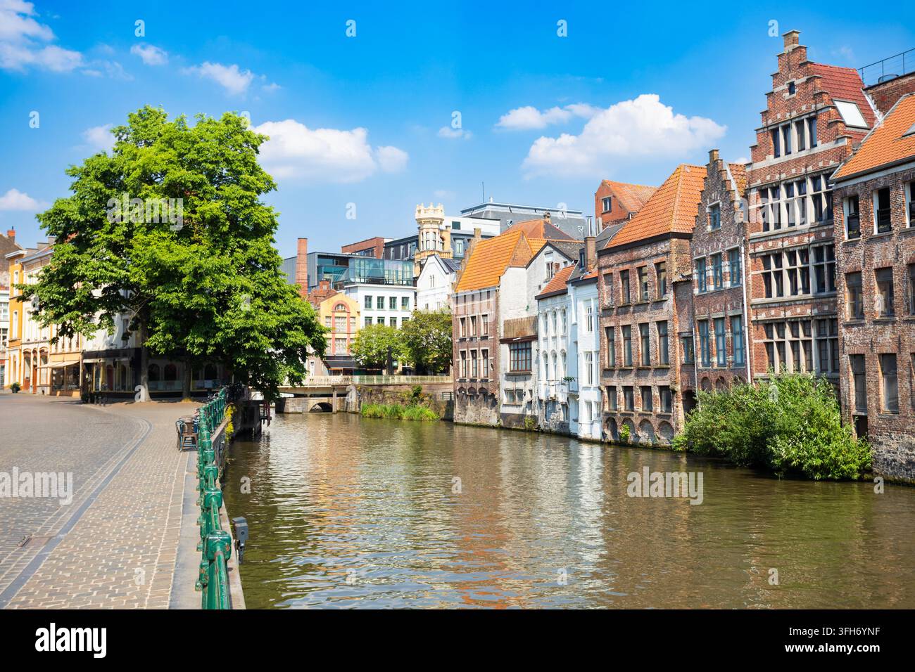 Leie-Fluss mit historischen Häusern an der Kraanlei oder Crane Quay in Gent, Belgien Stockfoto