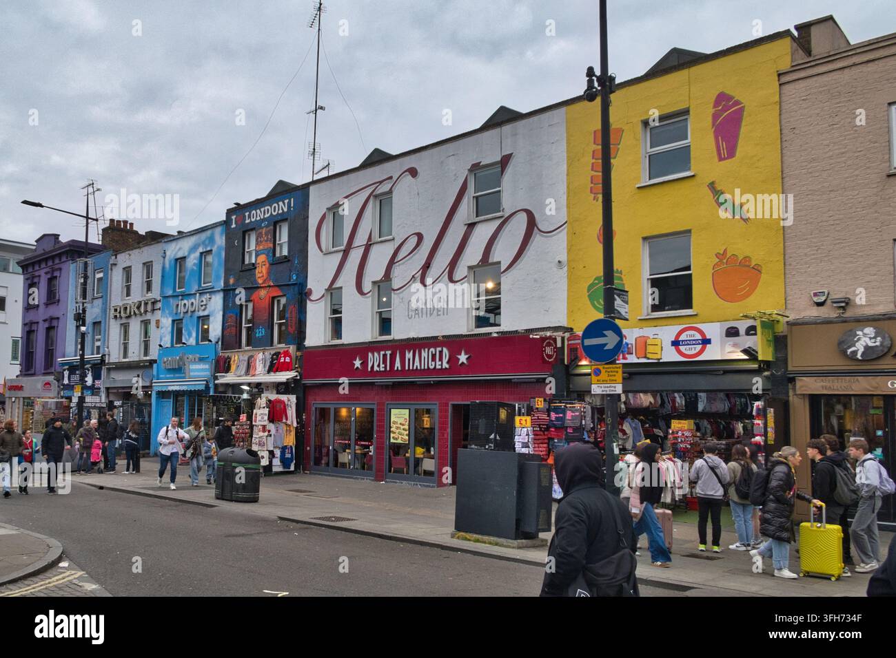 Straßenszene in Camden Town mit farbenfrohen S – ein geschäftiger Straßenblick auf Camden Town, London, mit hell gefärbten Ladenfassaden, Fußgängern und Eis Stockfoto