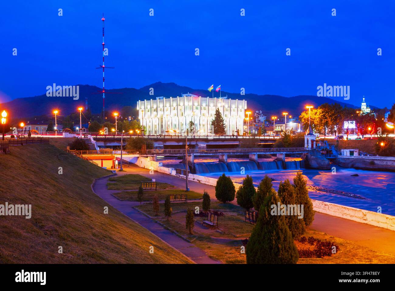 Stadtverwaltungsgebäude am Ufer des Flusses Terek im Zentrum der Stadt Wladikawkaz, Nordossetien Alanien, Russland in der Nacht Stockfoto