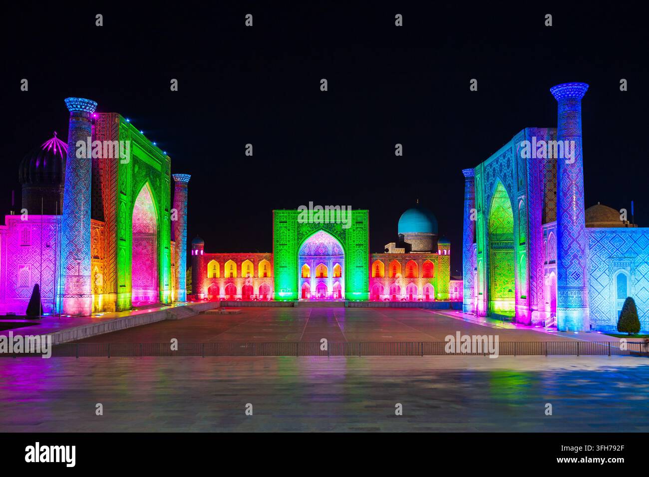 Registan Night Lasershow. Registan ist eine alte Stadt in Samarkand Stadt in Usbekistan. Stockfoto