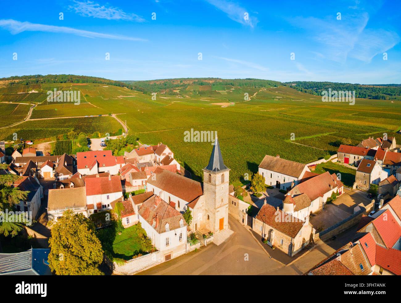Vosne-Romanee, Frankreich - 27. September 2023: Panoramische Luftaufnahme der Saint-Martin-Kirche und des Weinguts Romanee Conti im Dorf Vosne Romanee, Frankreich Stockfoto