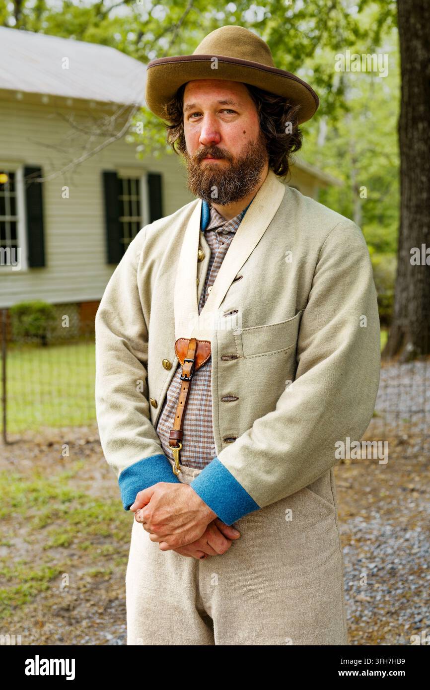 Porträt eines Schauspielers, der während einer Schlachtendarstellung in Marbury, Alabama, USA, einen konföderierten Soldaten darstellt. Stockfoto