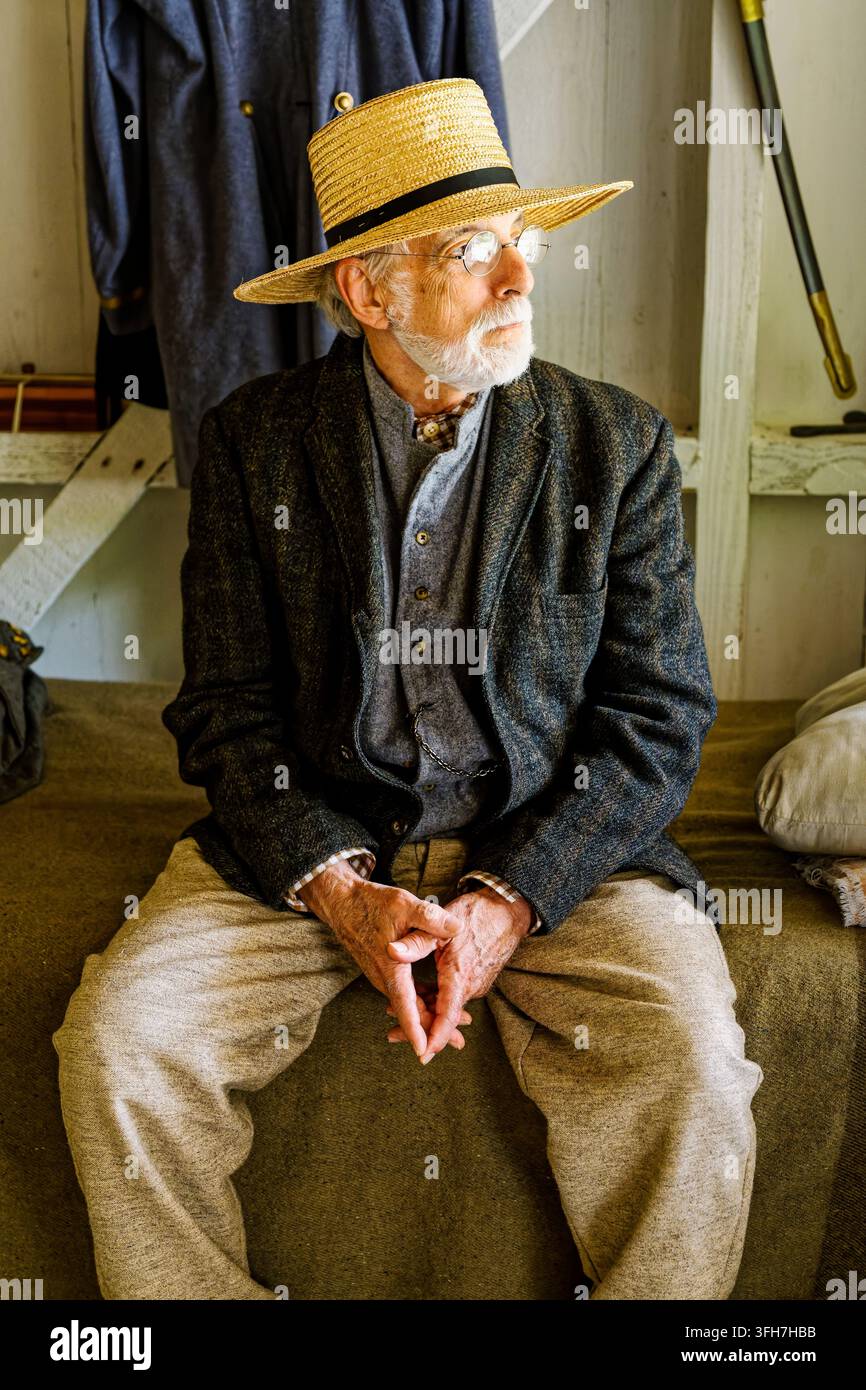 Porträt eines Schauspielers der Amerikanischen Bürgerkriegs, der während einer Nachstellung einer Schlacht in Marbury, Alabama, USA, einen Südstaatenherren darstellt. Stockfoto