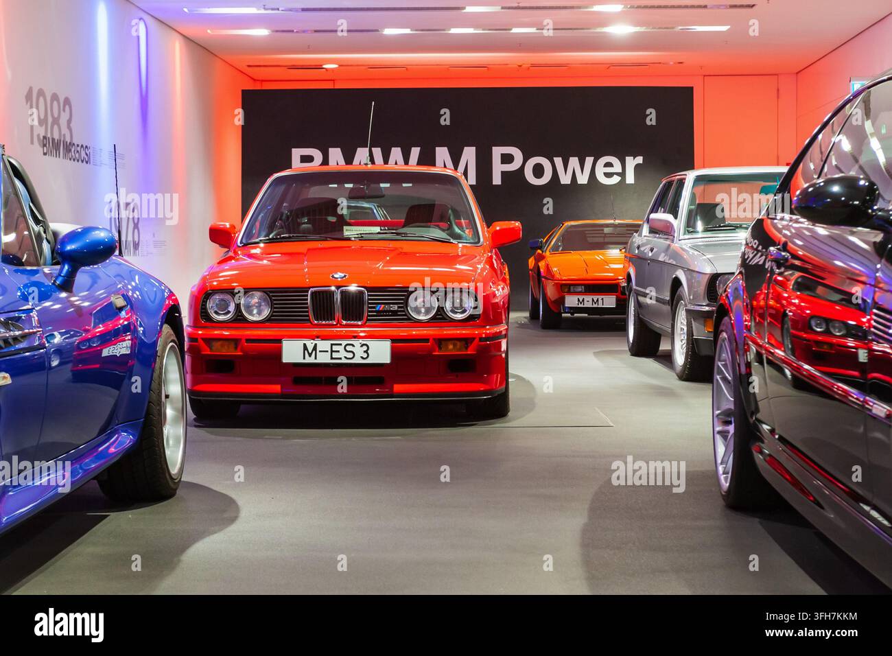 München, Deutschland - 08. Juli 2021: Eine Reihe klassischer bis moderner BMW M-Roadster-Serien im BMW Museum, einem Automobilmuseum zur BMW-Geschichte in der Nähe der Olympi Stockfoto