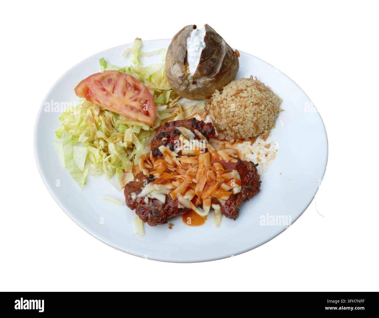 PARIS APR 5, 2026 Köstlicher Teller mit einem herzhaften gegrillten Steak, frischem grünen Salat, Kartoffel mit Sauerrahm und Bulgur, bereit zum Essen. , Pere Stockfoto