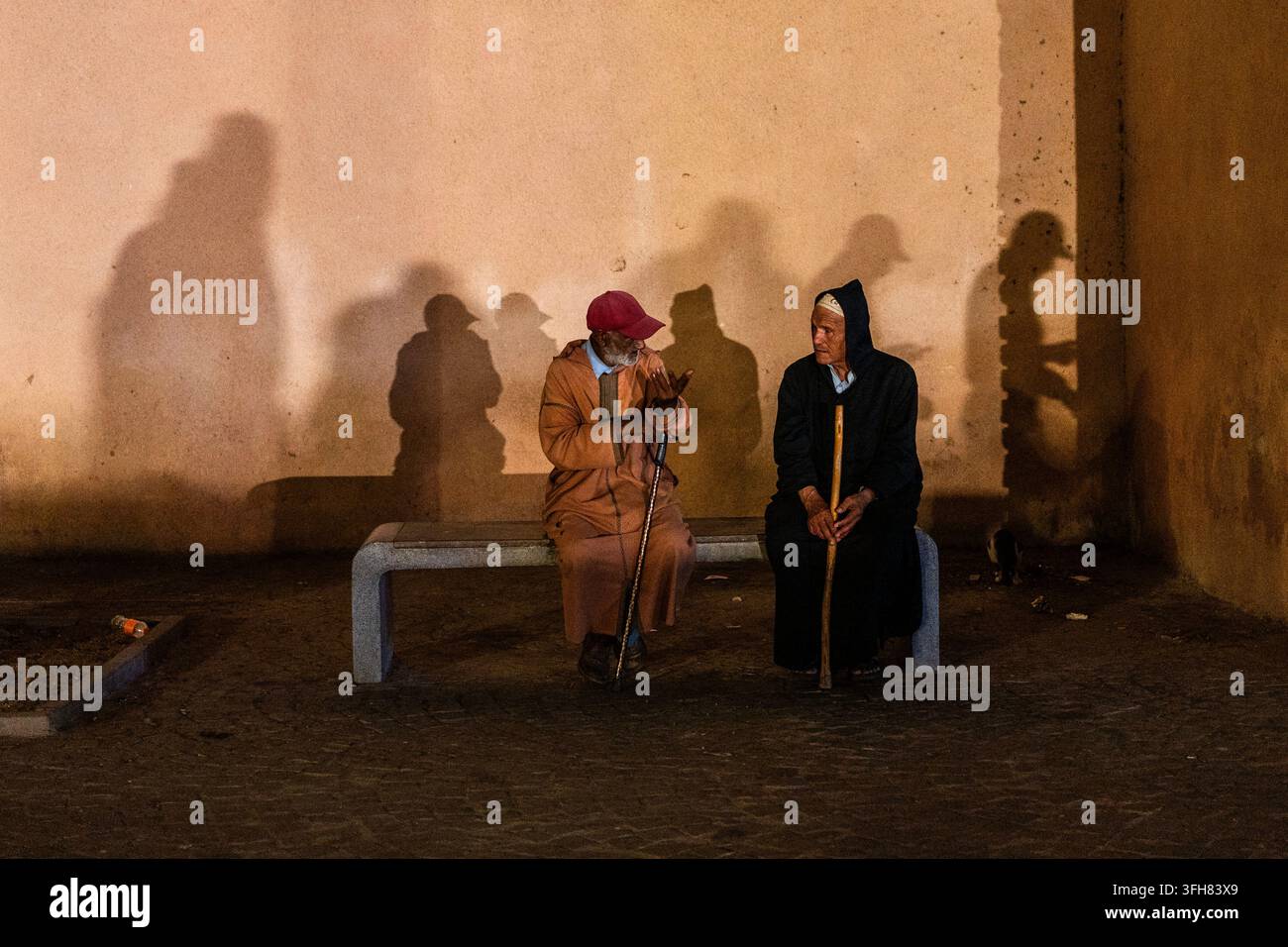 Essaouira, Marokko. 15. Sep, 2026. Zwei Männer unterhalten sich, während Schatten auf eine Wand in Essaouira, Marokko, am 15. September 2026 fallen. (Foto von Moe Zoyari/Sipa USA) Credit: Sipa USA/Alamy Live News Stockfoto