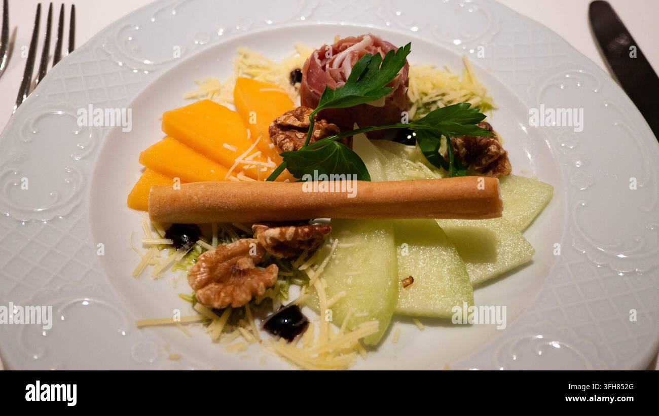 Feinschmecker-Küche, ästhetisches Restaurant, Nahaufnahme von Gerichten und Mahlzeiten Stockfoto